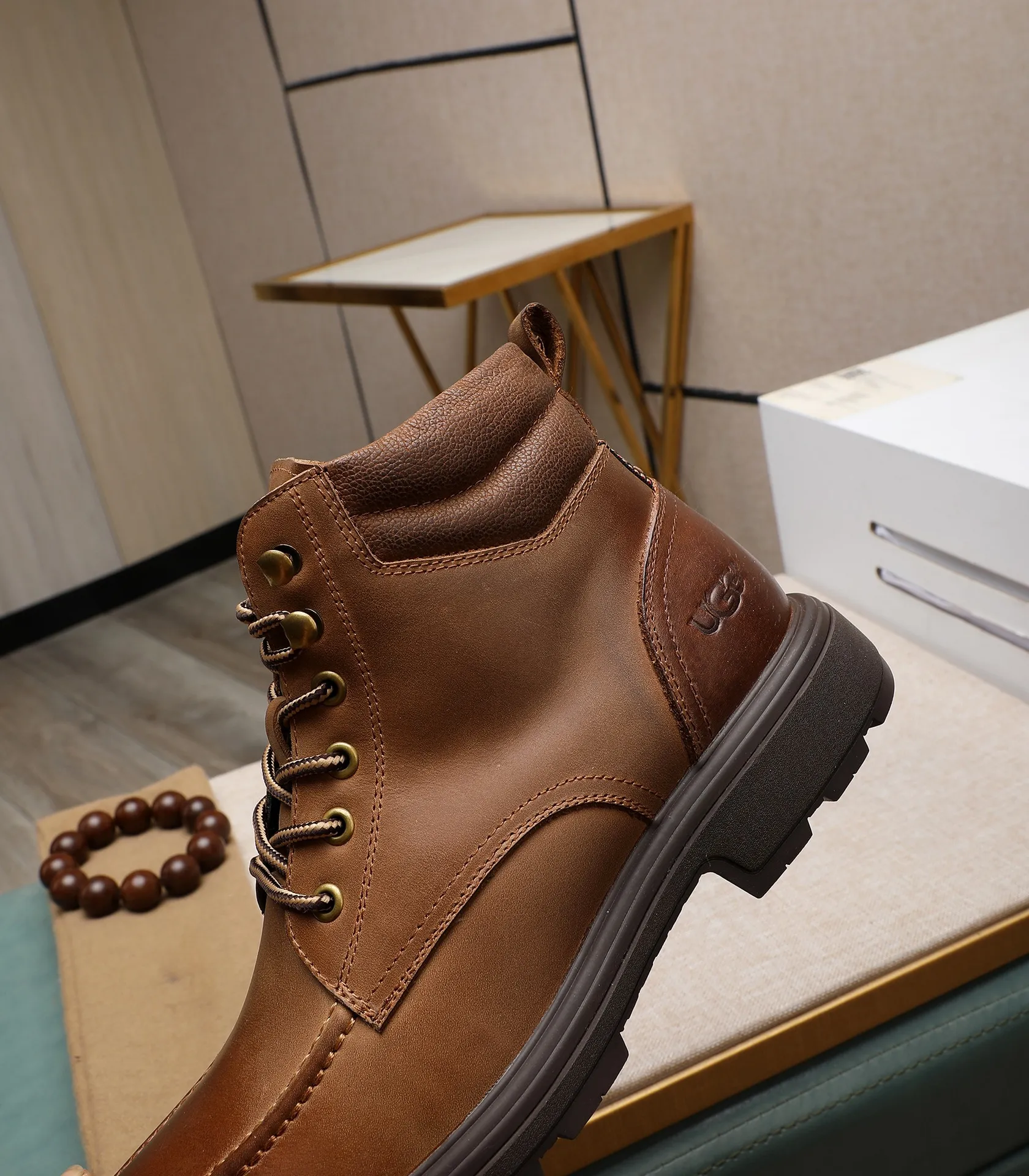 Men's men's shoes💰640 UGG (100% genuine wool lining, 10% off for fake ones) Please pay attention to the quality of the original order and compare the thickness of the wool🏮🏮Hot-selling UGG from Australia's warm luxury brand men's shoes, the official website is synchronized, Beckham men's style..., made of imported top-layer waxed cowhide, waxed toe cap, Australian real wool velvet lining Carefully sewn...Imported rubber Martin boots outsole (comfortable, soft and wear-resistant). I really like the quality..Exquisite workmanship. You can't put it down at first sight. Size 39-44